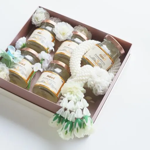 Faux Malai กล่องดอกไม้และพวงมาลัยประดิษฐ์ รังนกพรีเมี่ยม 5 ขวด - COZXY Product Image