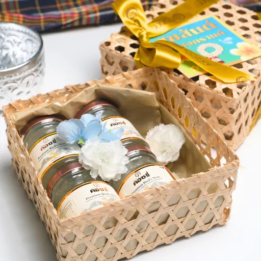 Songkran Petite Bird's Nest Set เซ็ตตะกร้าสงกรานต์เพื่อสุขภาพ รังนกพรีเมียม 4ขวด และน้ำอบ - COZXY Product Image
