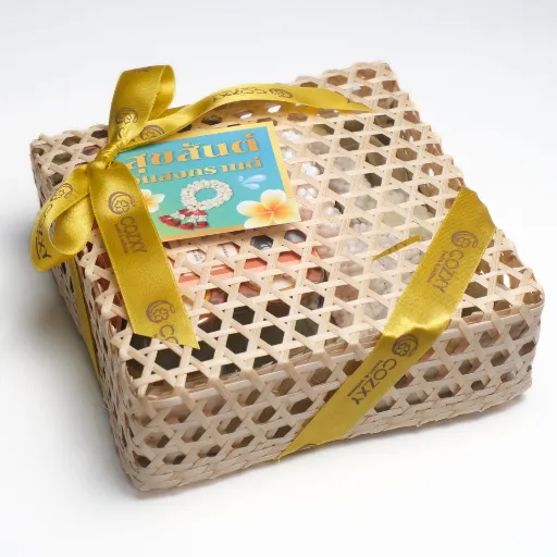 Songkran Classic Bird's Nest Set เซ็ตตะกร้าสงกรานต์เพื่อสุขภาพ รังนกพรีเมียม6ขวด น้ำอบ และมาลัยประดิษฐ์ - COZXY Product Image