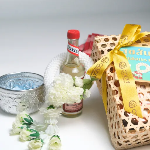 Songkran Bird's Nest Set เซ็ตตะกร้าสงกรานต์เพื่อสุขภาพ รังนกพรีเมียม 6ขวด และน้ำอบ - COZXY Product Image
